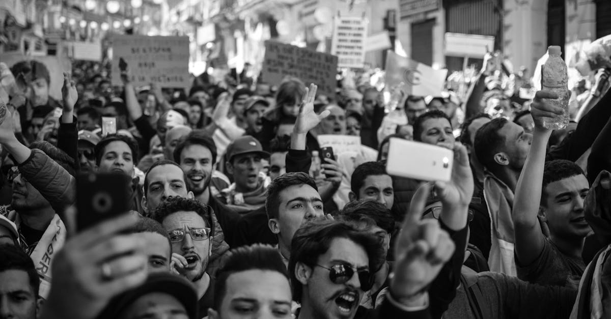 découvrez les différentes formes de protestation, leur histoire, et leur impact sur la société. explorez les mouvements sociaux qui ont façonné notre monde et apprenez comment exprimer vos opinions de manière efficace.