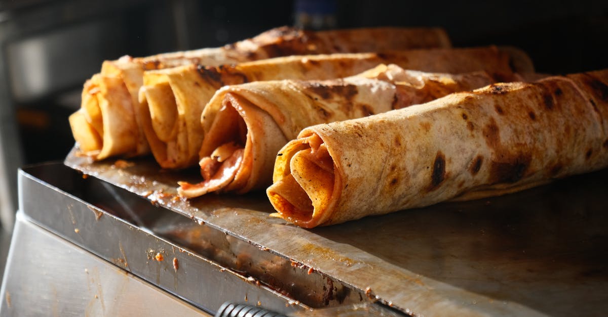 découvrez le döner, un plat emblématique de la cuisine turque, savoureux et convivial. savourez des tranches de viande grillée sur un lit de légumes frais, accompagnées de sauces délicieuses dans un pain pita ou en assiette. une expérience culinaire authentique à ne pas manquer!