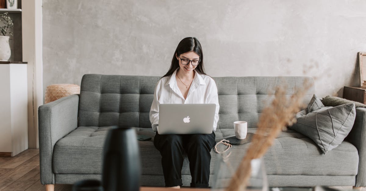 découvrez les techniques utilisées par les escrocs pour tromper leurs victimes par email. apprenez à reconnaître les signes d'un email frauduleux et protégez vos informations personnelles contre les arnaques en ligne.