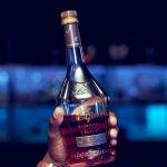 découvrez l'univers raffiné du cognac, une eau-de-vie prestigieuse aux arômes riches et complexes. plongez dans son histoire, ses méthodes de production artisanales et les conseils de dégustation pour savourer pleinement cette boisson d'exception.