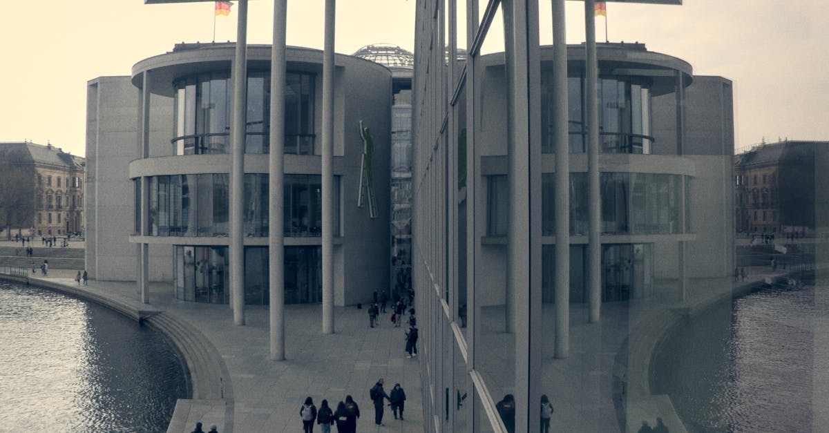 découvrez le bundestag, le parlement allemand, ses fonctions, son histoire et son rôle crucial dans le processus législatif du pays. plongez dans les coulisses de cette institution emblématique où se dessinent les grandes décisions politiques de l'allemagne.