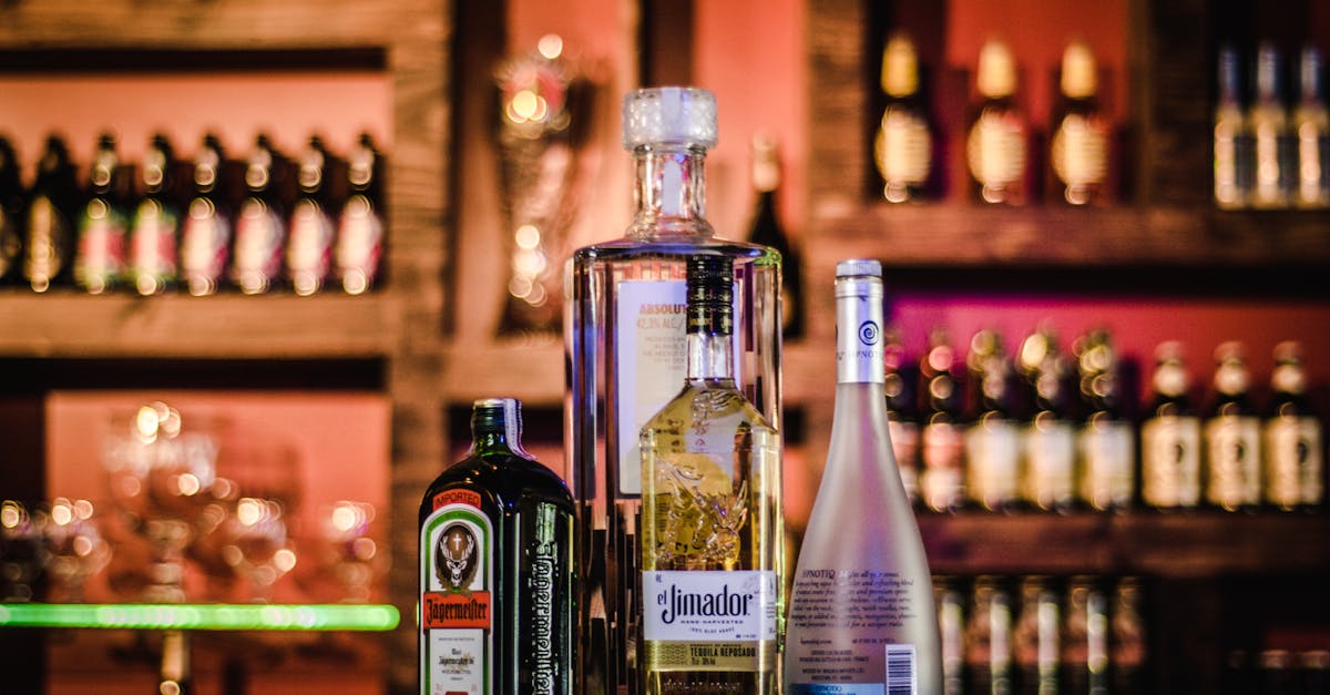 découvrez l'univers du cognac, une exquisite eau-de-vie française élaborée à partir de raisins soigneusement sélectionnés. apprenez-en plus sur son processus de distillation, ses arômes riches et ses différentes marques, et savourez l'histoire et la tradition qui font du cognac l'une des boissons les plus prisées au monde.