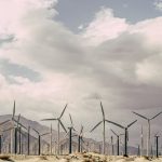 découvrez les enjeux et les solutions de la transition énergétique. explorez comment les sociétés s'adaptent pour réduire leur empreinte carbone tout en adoptant des énergies renouvelables pour un avenir durable.