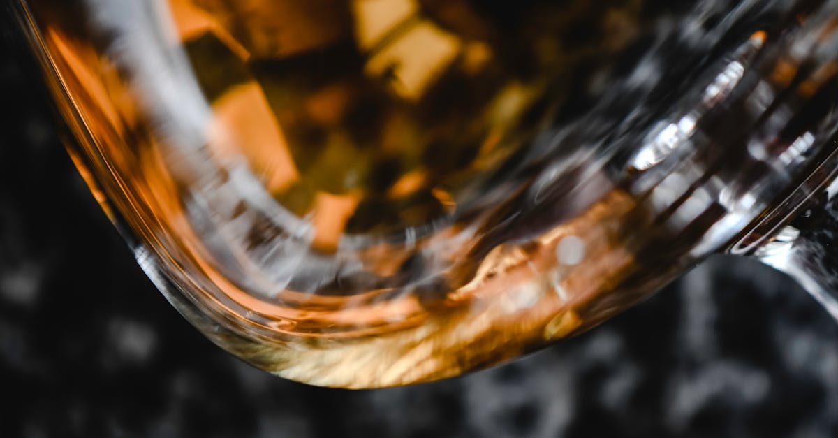 découvrez l'univers raffiné du cognac, une eau-de-vie française réputée pour ses arômes complexes et son savoir-faire traditionnel. explorez les différentes marques, les critères de qualité et les conseils de dégustation pour apprécier pleinement cette boisson emblématique.