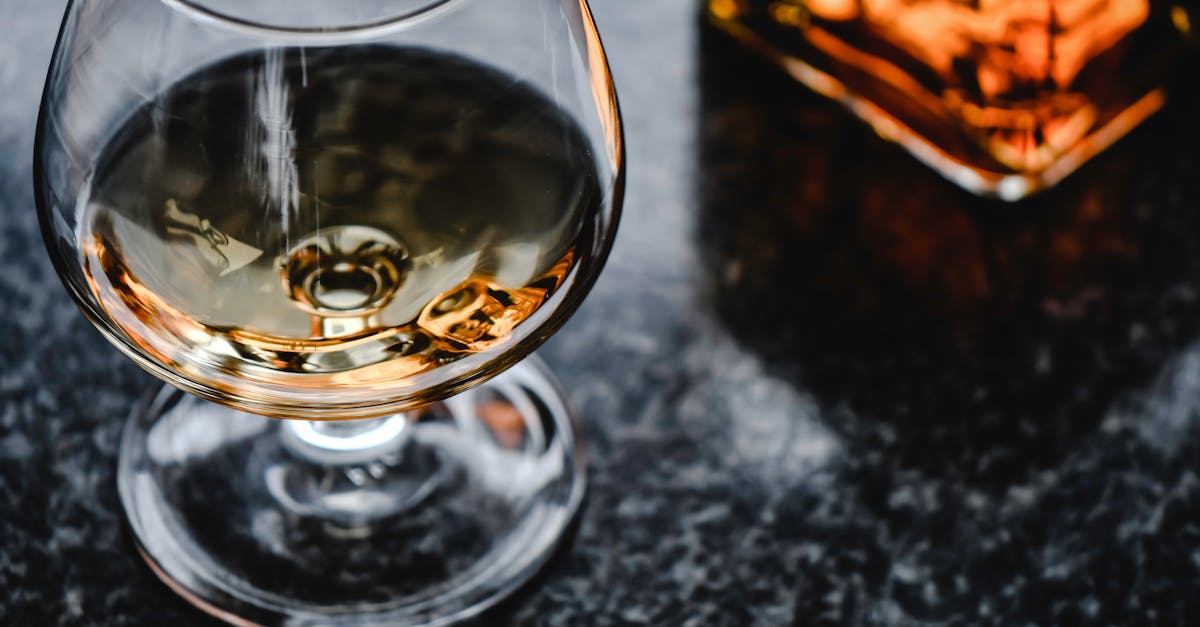 découvrez l'univers du cognac, une eau-de-vie raffinée, alliant tradition et savoir-faire. explorez les différentes marques, leurs méthodes de production uniques et comment savourer cette boisson d'exception.