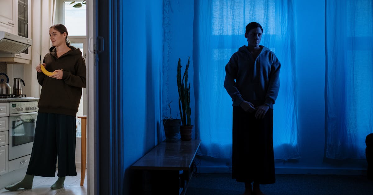 découvrez le concept de bipolarité, une condition psychologique complexe caractérisée par des fluctuations d'humeur extrêmes, allant de phases maniaques à des épisodes dépressifs. apprenez à mieux comprendre ses causes, ses symptômes et les traitements disponibles pour aider ceux qui en souffrent.