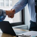 découvrez les stratégies clés pour réussir votre négociation salariale. apprenez à valoriser vos compétences, à préparer vos arguments et à maximiser vos chances d'obtenir le salaire que vous méritez. transformez vos entretiens en opportunités grâce à nos conseils pratiques.