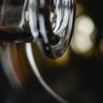 découvrez l'univers du cognac, une eau-de-vie raffinée au riche patrimoine. apprenez-en plus sur ses méthodes de production, ses régions de fabrication et ses accords parfaits pour sublimer vos moments de dégustation.