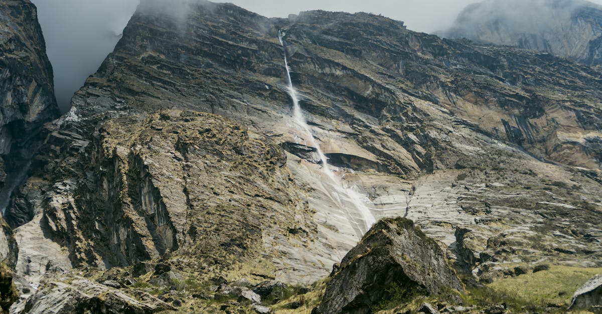 découvrez l'everest, le sommet du monde, emblème des défis alpinistiques et de la beauté majestueuse de l'himalaya. explorez son histoire, ses ascensions emblématiques et les paysages fascinants qui entourent cette montagne légendaire.
