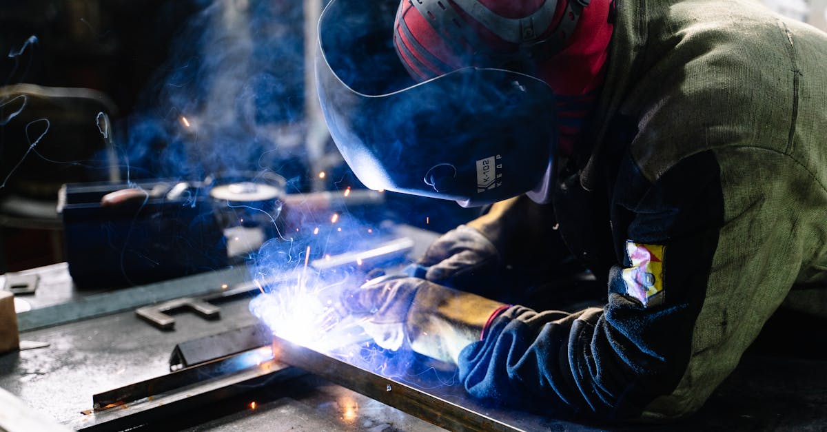 découvrez les impacts des réductions d'effectifs sur le marché du travail, les raisons qui poussent les entreprises à procéder à des licenciements et les conseils pour naviguer dans cette période difficile tant pour les employés que pour les employeurs.