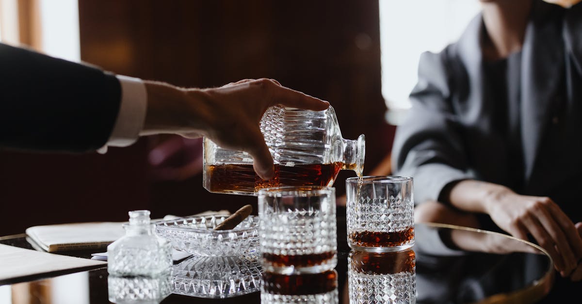 découvrez l'univers raffiné du cognac, une eau-de-vie noble élaborée à partir de raisins distillés en charente. explorez son histoire, ses méthodes de production artisanales et les richesses de ses arômes aux notes florales, fruitées et épicées. dégustez un savoir-faire séculaire dans chaque gorgée.