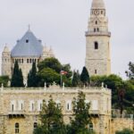 découvrez le riche patrimoine culturel d'israël, ses paysages magnifiques, sa cuisine délicieuse et son histoire fascinante, tout en explorant les interactions modernes et les enjeux contemporains de ce pays unique.