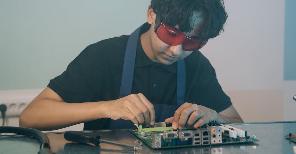 découvrez l'univers des semi-conducteurs, des composants essentiels à la technologie moderne. apprenez comment ils transforment l'électronique, alimentent les innovations et façonnent l'avenir des appareils connectés.