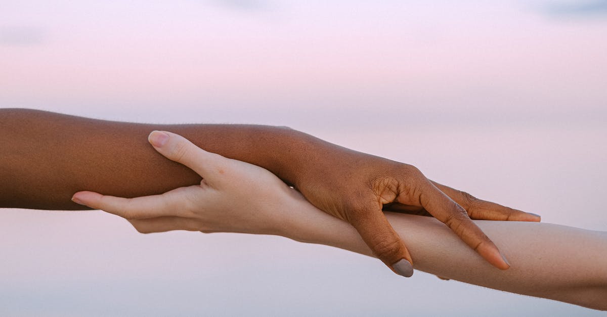 découvrez notre collection d'alliances uniques, symboles d'amour et d'engagement. que vous cherchiez des designs classiques ou modernes, nos alliances en or, argent ou platine sauront sublimer votre histoire d'amour. choisissez le modèle qui vous ressemble et portez-le comme un témoignage éternel de votre union.