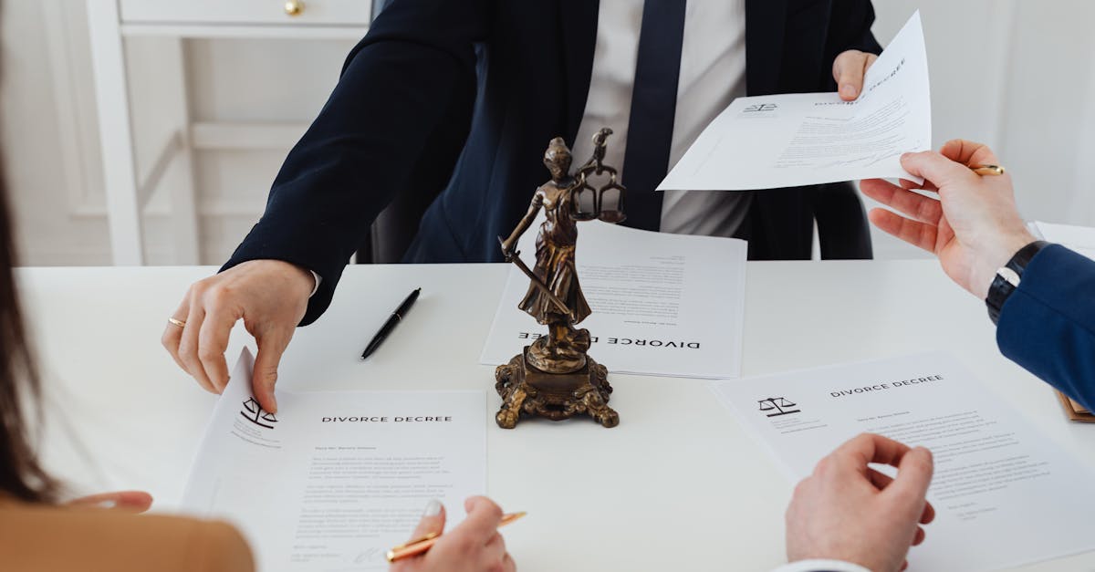 découvrez ce qu'est un décret, son rôle dans le droit français, comment il est rédigé et appliqué, ainsi que les implications pour les citoyens et les entreprises.