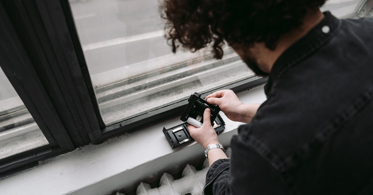 découvrez comment la complicité dans l'industrie cinématographique influence la création, les coulisses et les enjeux éthiques du cinéma à travers des exemples concrets et des analyses approfondies.