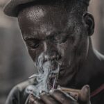 explorez l'influence de l'industrie du tabac sur la politique, la santé publique et la société, et découvrez les enjeux liés à ses stratégies et son pouvoir.