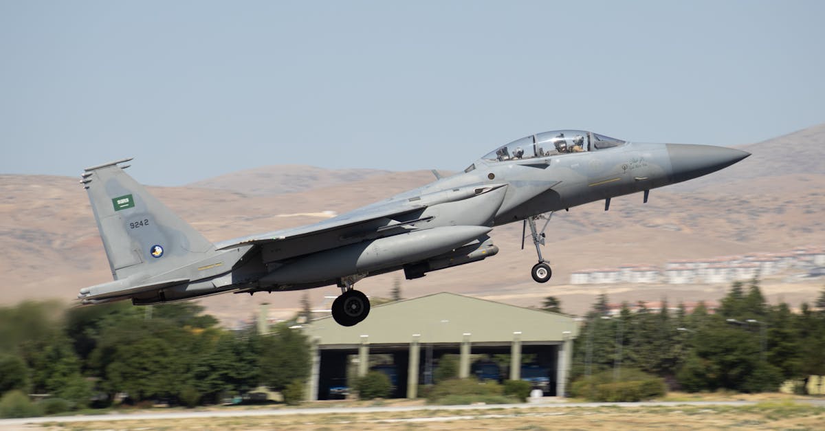 découvrez tout sur le porte-avions, un navire de guerre énorme et puissant utilisé pour projeter la force aérienne en mer.