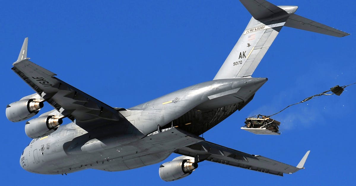 porte-avions : navire de guerre imposant, conçu pour le déploiement d'avions en mer, jouant un rôle stratégique essentiel dans les opérations militaires navales.