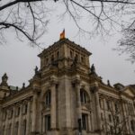 découvrez le rôle et l'impact de l'intervention gouvernementale dans l'économie, visant à réguler les marchés, protéger les citoyens et assurer la stabilité sociale.