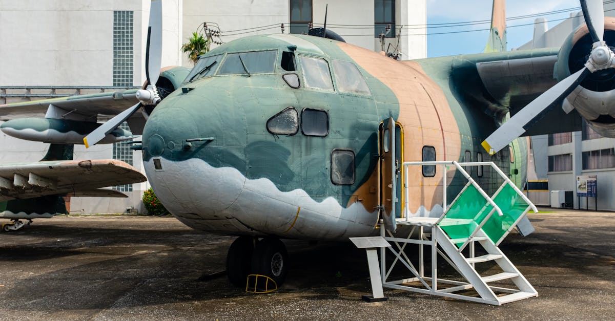 analyse des préparatifs militaires et de l'accumulation des forces armées dans un contexte géopolitique tendu.