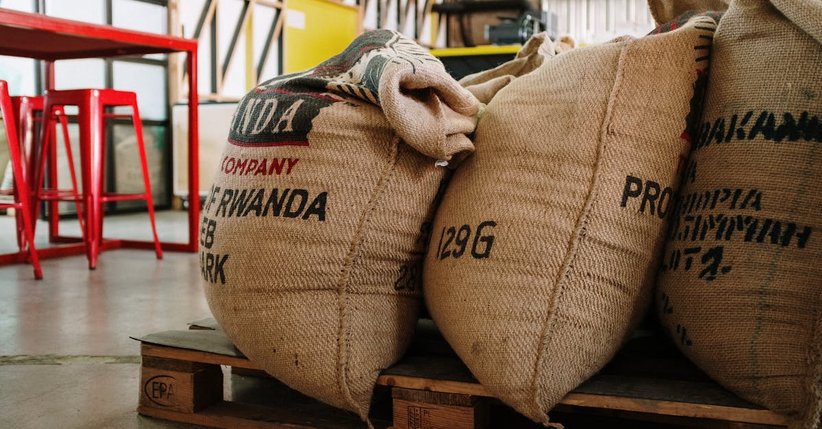 découvrez les chaînes d'approvisionnement des matières premières, leur importance stratégique et comment optimiser leur gestion pour assurer la continuité de production.