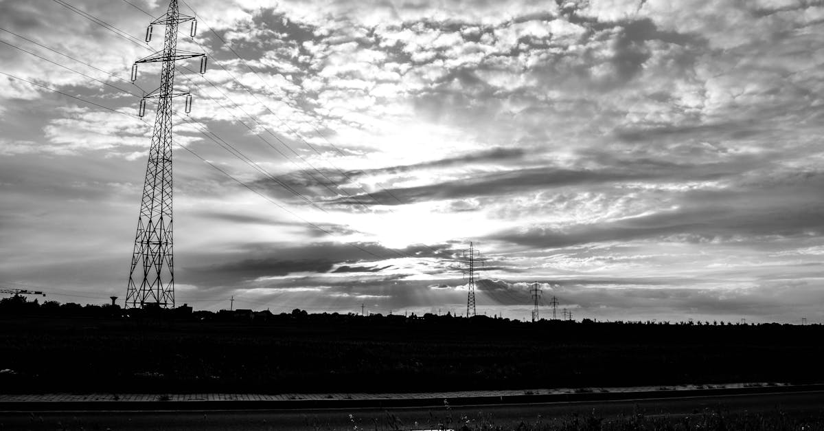 découvrez les enjeux et les conséquences d'une attaque sur le réseau électrique, ainsi que les mesures de protection pour sécuriser les infrastructures critiques.