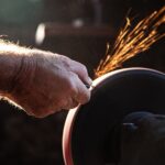 découvrez les impacts de la pénurie de main-d'œuvre qualifiée et explorez des solutions pour relever ce défi crucial dans divers secteurs.