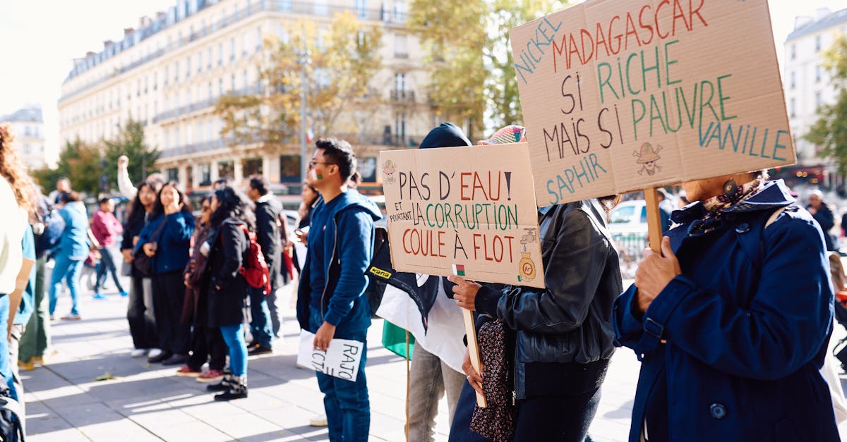 découvrez les relations bilatérales entre le royaume-uni et la france, couvrant les aspects politiques, économiques et culturels.