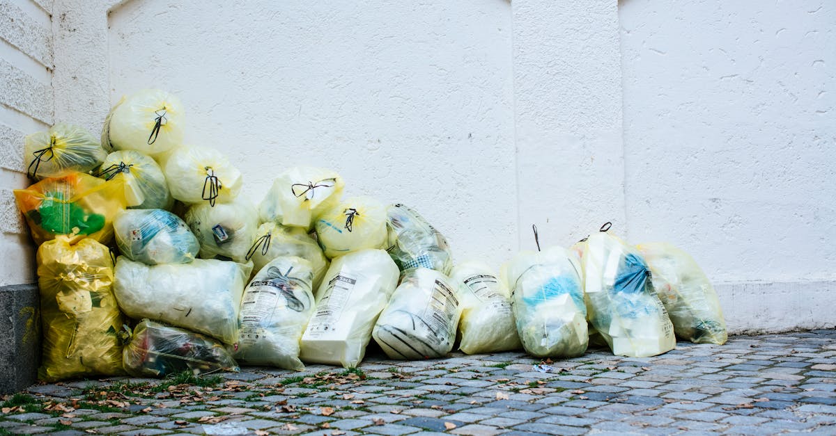 découvrez l'impact environnemental de la fast-fashion et comment réduire les déchets générés par cette industrie en pleine croissance.