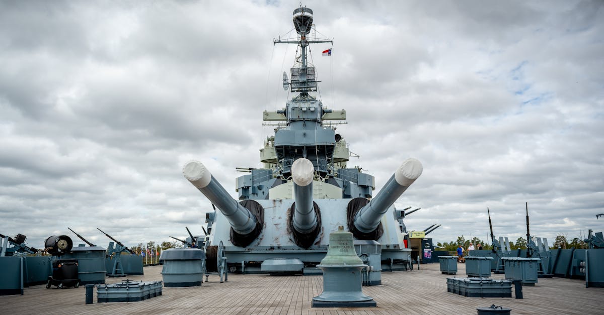 découvrez les opérations et stratégies de déploiement naval, incluant la mobilisation des forces maritimes pour la défense et les missions internationales.